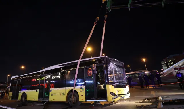 GÜNCELLEME 2 - Bahçelievler’de İETT otobüsü durak önünde minibüse çarptı, 1 kişi öldü, 5 kişi yaralandı GÜNCELLEME 2 - Bahçelievler’de İETT otobüsü durak önünde minibüse çarptı, 1 kişi öldü, 5 kişi yaralandı