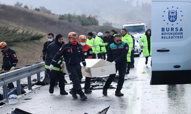 GÜNCELLEME 2 - Bursa’da zincirleme trafik kazasında 4 kişi öldü, 6 kişi yaralandı