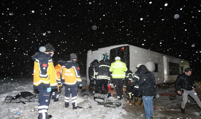 Tokat’ta yolcu otobüsünün devrilmesi sonucu 1 kişi öldü, 15 kişi yaralandı Tokat’ta yolcu otobüsünün devrilmesi sonucu 1 kişi öldü, 15 kişi yaralandı