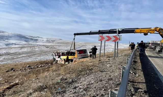 GÜNCELLEME - Afyonkarahisar’da yolcu otobüsü devrildi, 8 kişi öldü GÜNCELLEME - Afyonkarahisar’da yolcu otobüsü devrildi, 8 kişi öldü