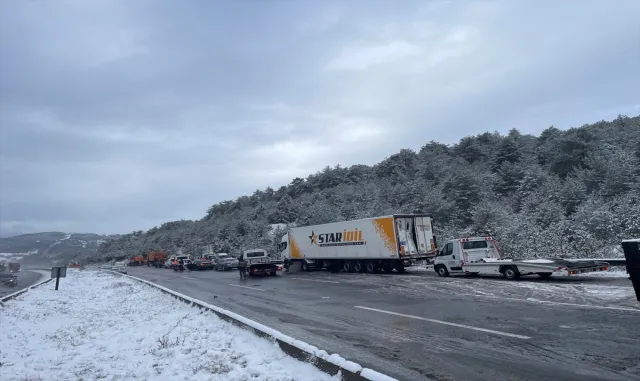 GÜNCELLEME - Anadolu Otoyolu’nun Bolu kesiminde 6 aracın karıştığı kazada 5 kişi yaralandı GÜNCELLEME - Anadolu Otoyolu’nun Bolu kesiminde 6 aracın karıştığı kazada 5 kişi yaralandı