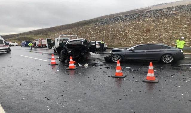 GÜNCELLEME - Bursa’da zincirleme trafik kazasında 4 kişi öldü, 6 kişi yaralandı