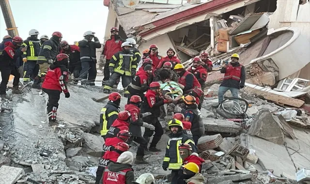 GÜNCELLEME - Gaziantep’te 3 kişi depremden 76 saat sonra enkazdan kurtarıldı GÜNCELLEME - Gaziantep’te 3 kişi depremden 76 saat sonra enkazdan kurtarıldı