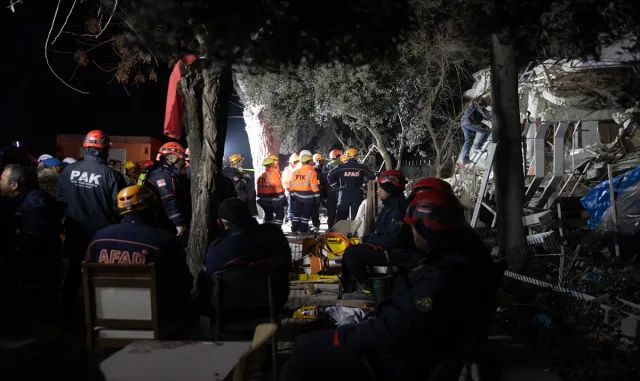 GÜNCELLEME - Hatay merkezli depremde yıkılan apartmanın enkazında 3 kişinin cansız bedenine ulaşıldı GÜNCELLEME - Hatay merkezli depremde yıkılan apartmanın enkazında 3 kişinin cansız bedenine ulaşıldı