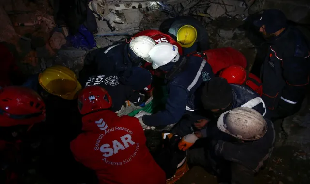 GÜNCELLEME - Malatya’da enkazdan çıkarılan kız kardeşler göçük altındaki babalarına 38 saat sonra kavuştu GÜNCELLEME - Malatya’da enkazdan çıkarılan kız kardeşler göçük altındaki babalarına 38 saat sonra kavuştu