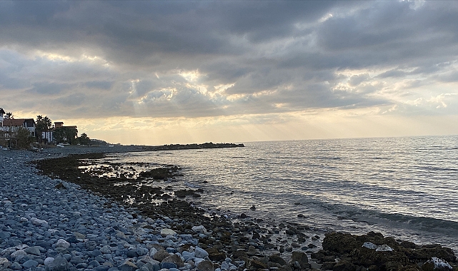 Hatay Arsuz’da deniz suyu çekildi! Kayalıklar ortaya çıktı Hatay Arsuz’da deniz suyu çekildi! Kayalıklar ortaya çıktı