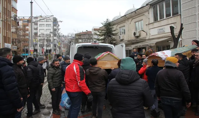 Hatay’da depremde hayatını kaybeden 4 kişilik ailenin cenazeleri Kocaeli’de defnedildi Hatay’da depremde hayatını kaybeden 4 kişilik ailenin cenazeleri Kocaeli’de defnedildi