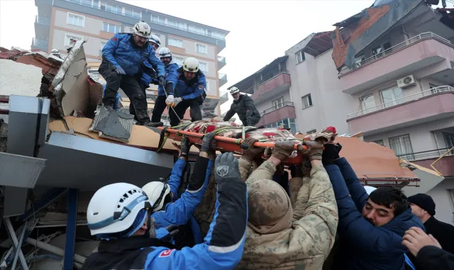 Hatay’da depremden yaklaşık 30 saat sonra bina enkazlarından 5 kişi sağ çıkarıldı Hatay’da depremden yaklaşık 30 saat sonra bina enkazlarından 5 kişi sağ çıkarıldı