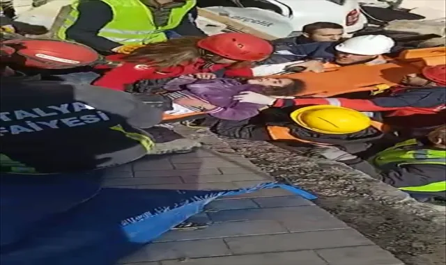 Hatay’da enkazdan sağ çıkarılan Mahir ve Hilal’in küçük kardeşiyle annesi de kurtarıldı Hatay’da enkazdan sağ çıkarılan Mahir ve Hilal’in küçük kardeşiyle annesi de kurtarıldı