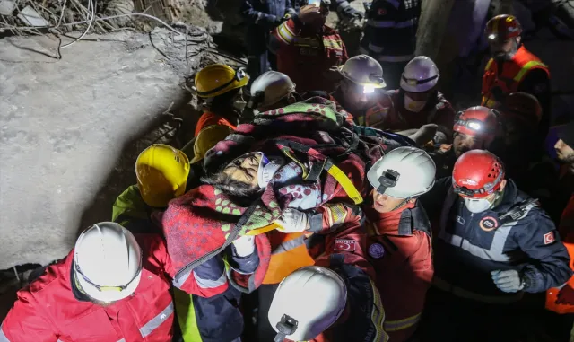 Hatay’da yıkılan binanın enkazından 80 yaşındaki kadın 68 saat sonra kurtarıldı Hatay’da yıkılan binanın enkazından 80 yaşındaki kadın 68 saat sonra kurtarıldı