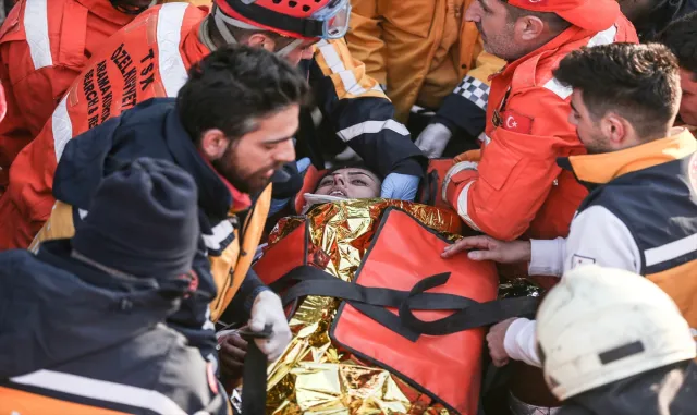 Hatay’daki iki binanın enkazından depremden 84 saat sonra 3 kişi kurtarıldı Hatay’daki iki binanın enkazından depremden 84 saat sonra 3 kişi kurtarıldı