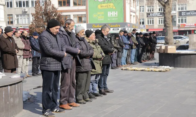 İç Anadolu’daki camilerde depremlerde vefat edenler için gıyabi cenaze namazı kılındı İç Anadolu’daki camilerde depremlerde vefat edenler için gıyabi cenaze namazı kılındı