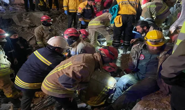 İskenderun’da depremin 138. saatinde bir kişi enkazdan sağ çıkarıldı İskenderun’da depremin 138. saatinde bir kişi enkazdan sağ çıkarıldı