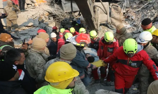 İslahiye’de bir kişi depremin 113. saatinde enkazdan kurtarıldı İslahiye’de bir kişi depremin 113. saatinde enkazdan kurtarıldı