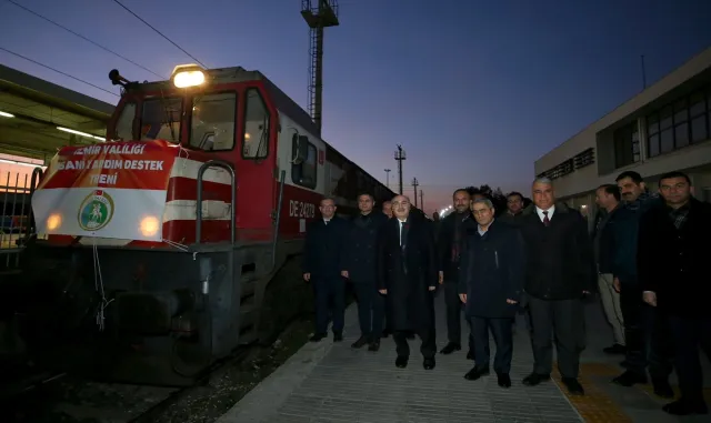 İzmir’den deprem bölgesine yardım malzemesi taşıyan tren yola çıktı İzmir’den deprem bölgesine yardım malzemesi taşıyan tren yola çıktı