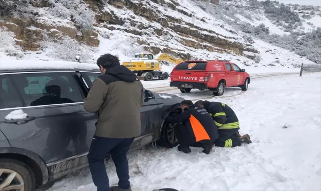 İzmir ve Manisa’nın yüksek kesimlerinde kar yağışı etkili oldu İzmir ve Manisa’nın yüksek kesimlerinde kar yağışı etkili oldu