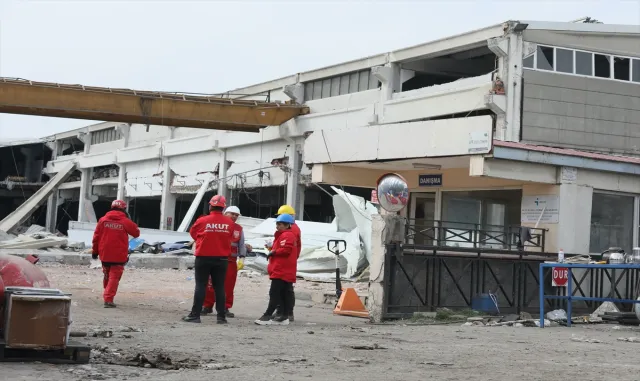 Kahramanmaraş’ta depremde kısmen çöken fabrikada 1 kişi öldü, 4 kişi yaralandı Kahramanmaraş’ta depremde kısmen çöken fabrikada 1 kişi öldü, 4 kişi yaralandı