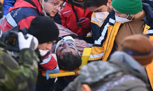 Kahramanmaraş’ta Nehir Naz’ın anne ve babası da enkazdan sağ çıkarıldı Kahramanmaraş’ta Nehir Naz’ın anne ve babası da enkazdan sağ çıkarıldı