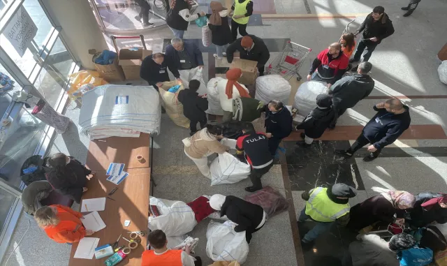 Karadeniz’den deprem bölgesine yardımlar devam ediyor Karadeniz’den deprem bölgesine yardımlar devam ediyor