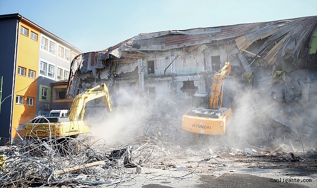 Kayseri’de depremde hasar gören okul yıkılıyor Kayseri’de depremde hasar gören okul yıkılıyor