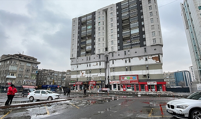 Kayseri’de, depremden etkilenen bina boşaltılıyor Kayseri’de, depremden etkilenen bina boşaltılıyor