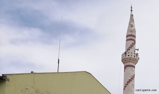 Kayseri’de depremlerde hasar gören caminin minaresi kontrollü şekilde yıkıldı Kayseri’de depremlerde hasar gören caminin minaresi kontrollü şekilde yıkıldı
