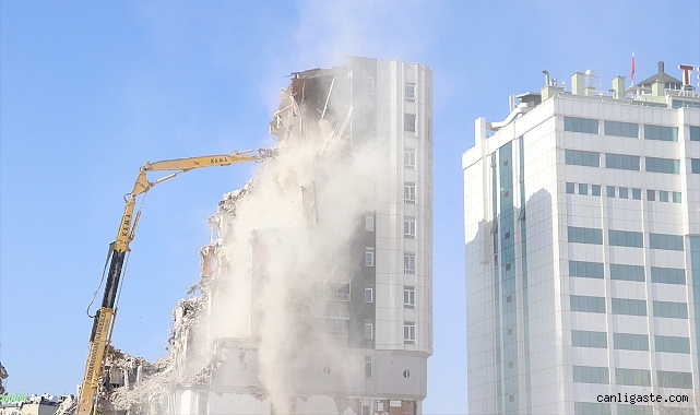Kayseri’de depremlerde hasar gören binanın yıkımında 6. gün Kayseri’de depremlerde hasar gören binanın yıkımında 6. gün