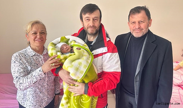 Kayseri’de dünyaya gelen depremzede annelerin bebeklerine altın hediye edildi Kayseri’de dünyaya gelen depremzede annelerin bebeklerine altın hediye edildi