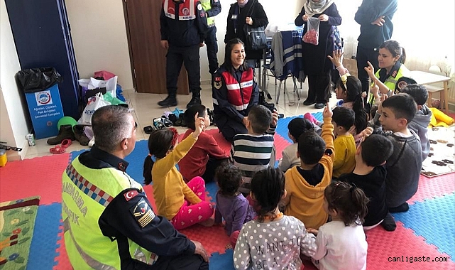 Kayseri’de jandarma depremden etkilenen çocuklara moral verdi Kayseri’de jandarma depremden etkilenen çocuklara moral verdi