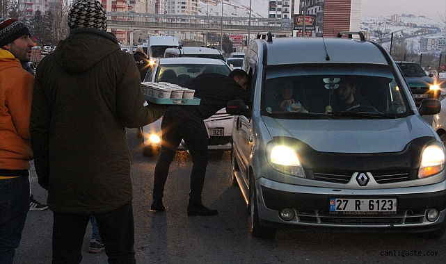 Kayseri’ye gelen depremzedeler kent girişinde çay ve çorba ikramı ile karşılanıyor Kayseri’ye gelen depremzedeler kent girişinde çay ve çorba ikramı ile karşılanıyor