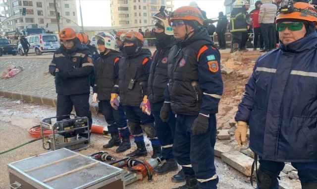 Kazakistan ekibi Gaziantep’te arama kurtarma çalışmalarına başladı Kazakistan ekibi Gaziantep’te arama kurtarma çalışmalarına başladı