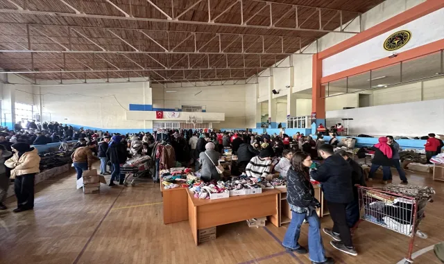 Kızılay Konya Şubesi depremzedelere yardımlarını sürdürüyor Kızılay Konya Şubesi depremzedelere yardımlarını sürdürüyor