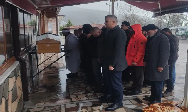 Kocaeli’de doğal gaz patlamasının ardından kaldırıldığı hastanede ölen kişi defnedildi Kocaeli’de doğal gaz patlamasının ardından kaldırıldığı hastanede ölen kişi defnedildi
