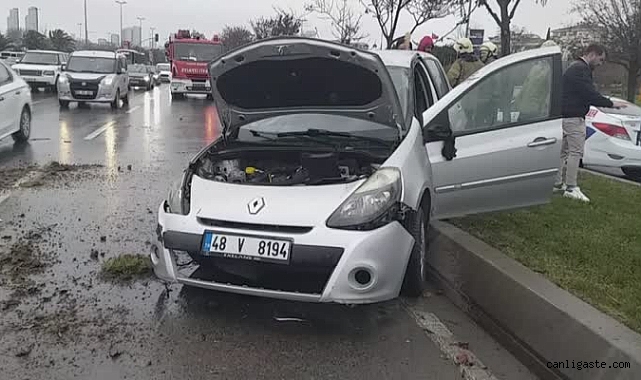 Kontrolden çıkan otomobil refüjü aşarak karşı şeride geçti Kontrolden çıkan otomobil refüjü aşarak karşı şeride geçti