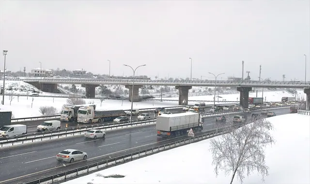 Kuzey Marmara ve TEM otoyollarında trafik yoğunluğu oluştu Kuzey Marmara ve TEM otoyollarında trafik yoğunluğu oluştu