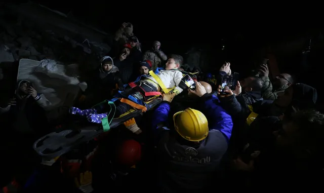 Malatya’da 42 saat sonra enkazdan 3 kişi yaralı kurtarıldı Malatya’da 42 saat sonra enkazdan 3 kişi yaralı kurtarıldı