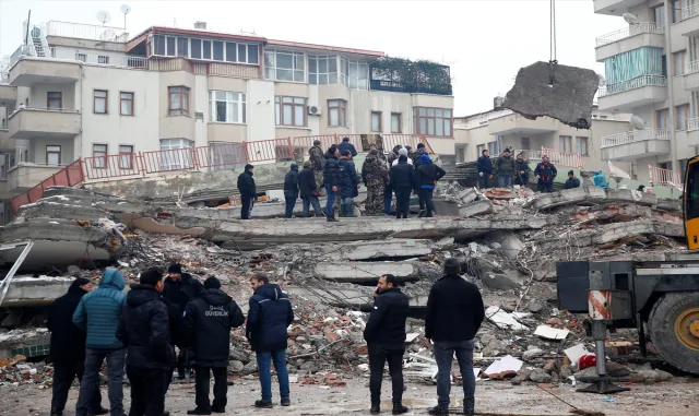 Malatya’da yıkılan binalarda arama kurtarma çalışmaları sürüyor Malatya’da yıkılan binalarda arama kurtarma çalışmaları sürüyor