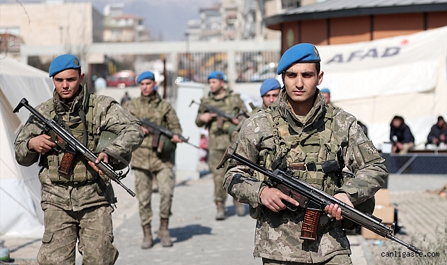 Mehmetçik, deprem bölgesindeki emniyet ve asayiş faaliyetini sürdürüyor Mehmetçik, deprem bölgesindeki emniyet ve asayiş faaliyetini sürdürüyor