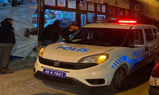 Muğla’da depremzedeler için toplanan yardımları sattığı iddia edilen zanlı tutuklandı Muğla’da depremzedeler için toplanan yardımları sattığı iddia edilen zanlı tutuklandı
