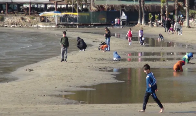 Muğla’nın Akyaka sahilinde deniz suyu 50 metre çekildi Muğla’nın Akyaka sahilinde deniz suyu 50 metre çekildi