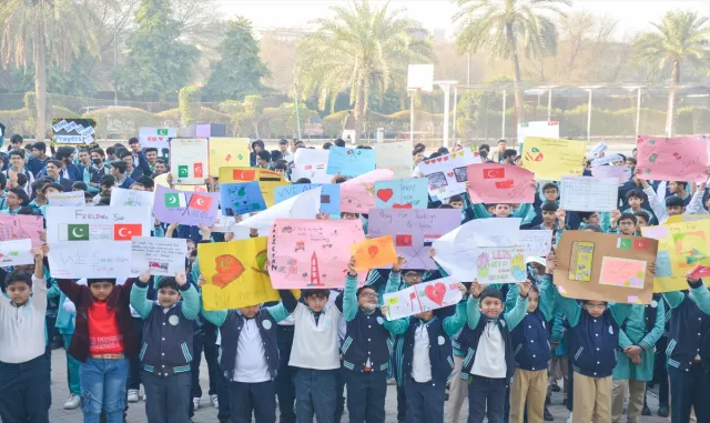 Pakistan’da TMV’ye bağlı okullarda Türkiye ile dayanışma faaliyetleri gerçekleştirildi Pakistan’da TMV’ye bağlı okullarda Türkiye ile dayanışma faaliyetleri gerçekleştirildi