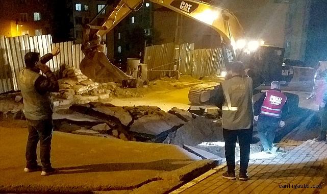 Pendik’te yol çöktü, iki bina boşaltıldı Pendik’te yol çöktü, iki bina boşaltıldı