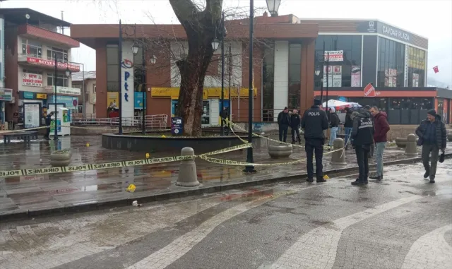 Sakarya’da falçatalı ve silahlı kavgada yaralanan 3 kişiden 1’i öldü Sakarya’da falçatalı ve silahlı kavgada yaralanan 3 kişiden 1’i öldü