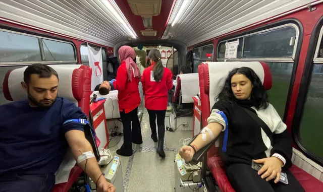 Samsun ve çevre illerde depremzedeler için 1730 ünite kan bağışı toplandı Samsun ve çevre illerde depremzedeler için 1730 ünite kan bağışı toplandı