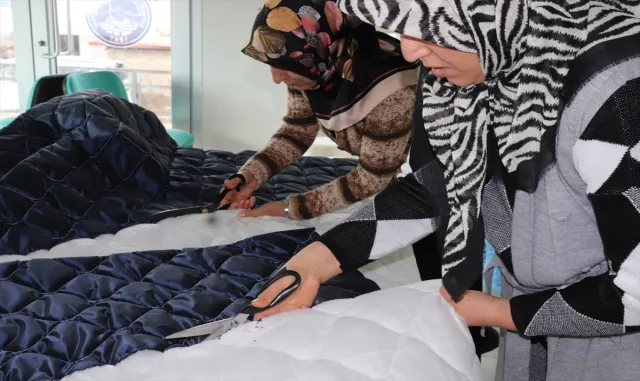 Sarıoğlan’da gönüllü kadınlar depremzedeler için uyku tulumu dikiyor Sarıoğlan’da gönüllü kadınlar depremzedeler için uyku tulumu dikiyor