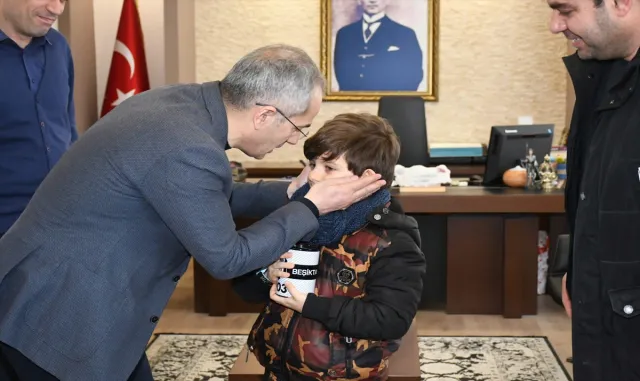 Seydişehir’de bir ilkokul öğrencisi kumbarasını depremzedelere bağışladı Seydişehir’de bir ilkokul öğrencisi kumbarasını depremzedelere bağışladı