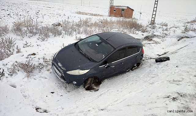 Sivas-Kayseri yolunda yol kenarına savrulan otomobildeki 4 kişi yaralandı Sivas-Kayseri yolunda yol kenarına savrulan otomobildeki 4 kişi yaralandı