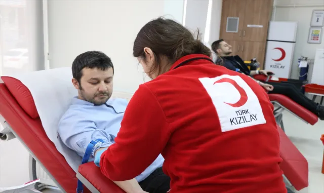 Trakya’da vatandaşlar kan bağışında bulunmaya devam ediyor Trakya’da vatandaşlar kan bağışında bulunmaya devam ediyor