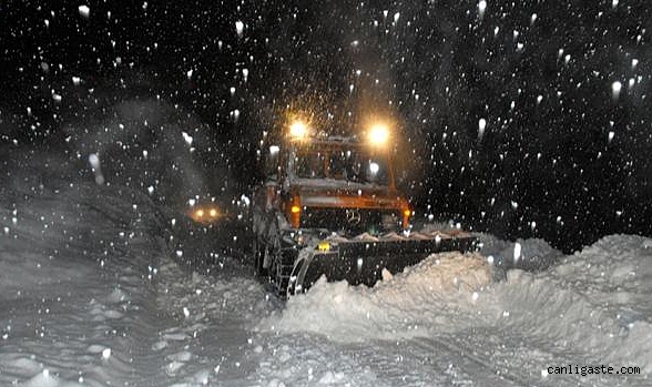 Tunceli’de Ovacık-Hozat yolu kar nedeniyle ulaşıma kapatıldı Tunceli’de Ovacık-Hozat yolu kar nedeniyle ulaşıma kapatıldı