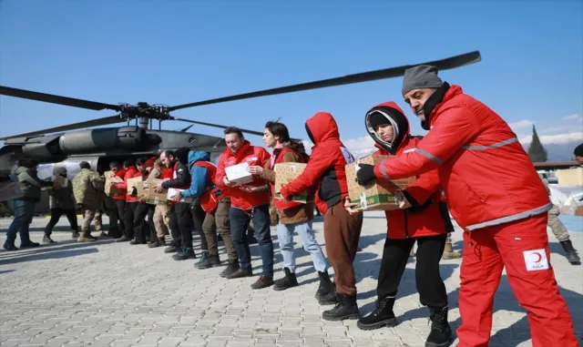 Türk Kızılaydan depremden etkilenen köylere gıda desteği Türk Kızılaydan depremden etkilenen köylere gıda desteği